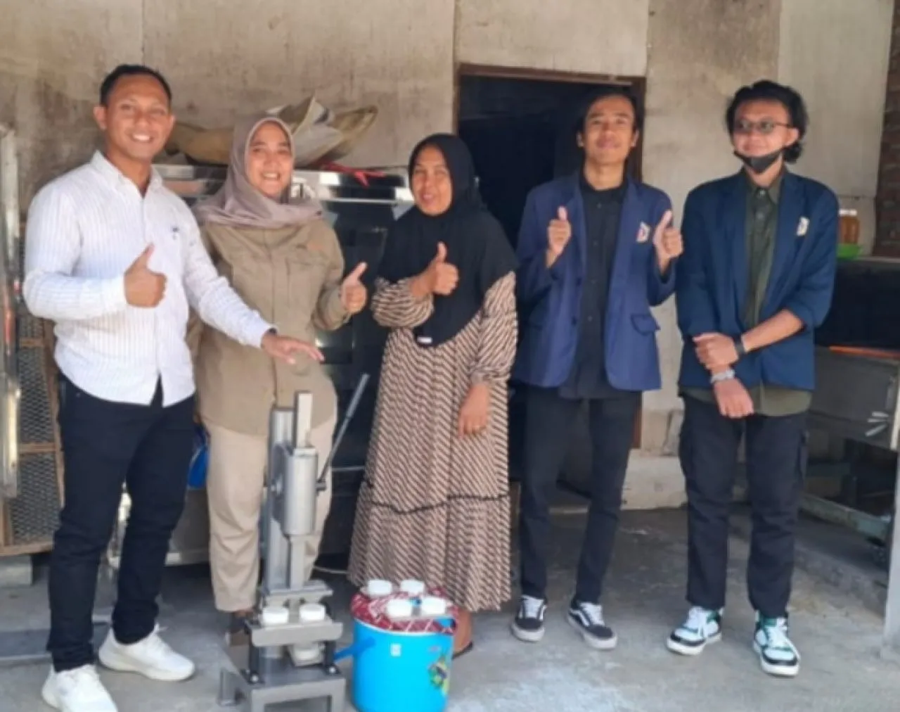 PKM Dosen UWP Latih Pegiat UMKM Rengginang Desa Setro Gresik