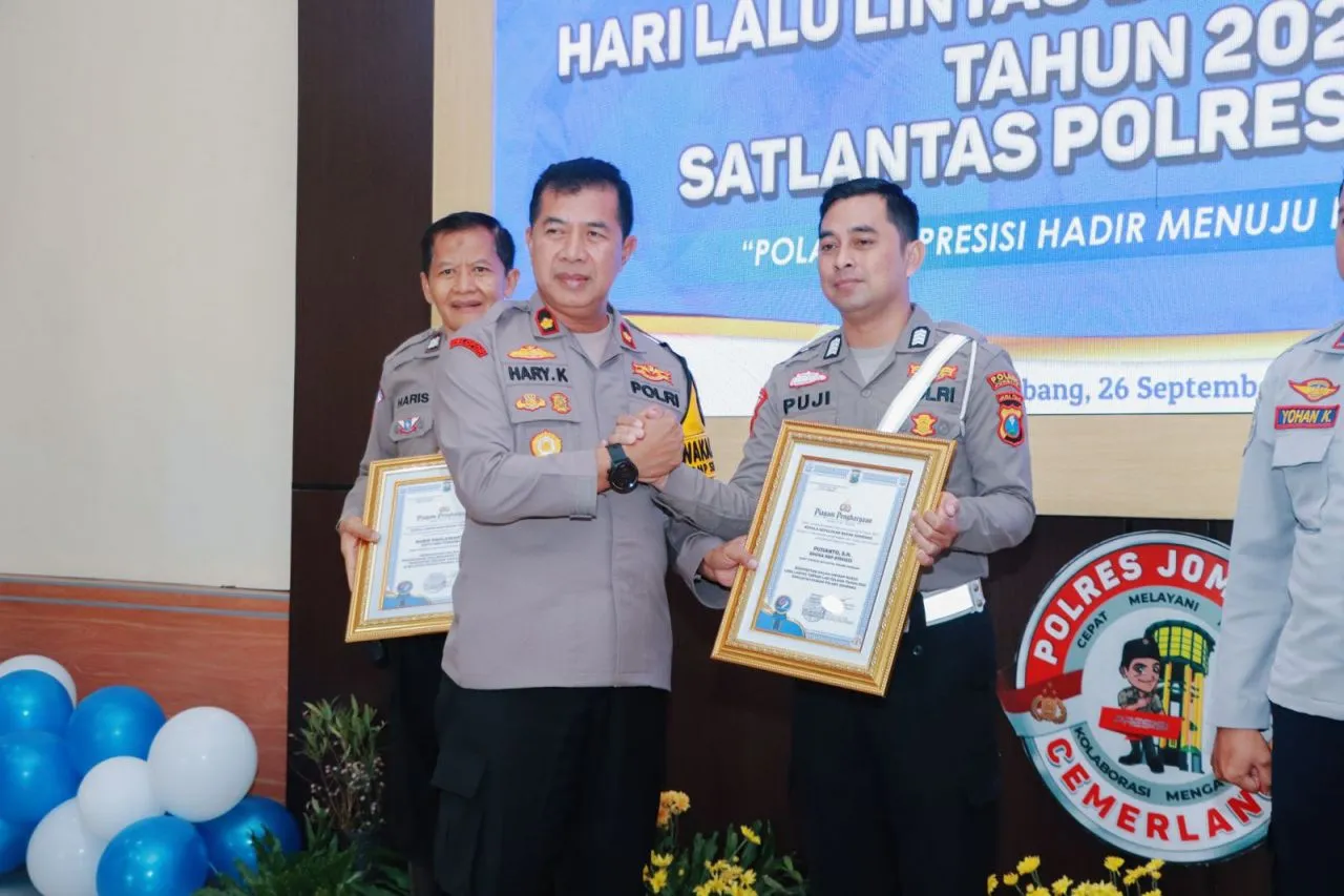 HUT Lantas Bhayangkara ke 69 Polres Jombang Tabur Penghargaan dan Tasyakuran Bersama
