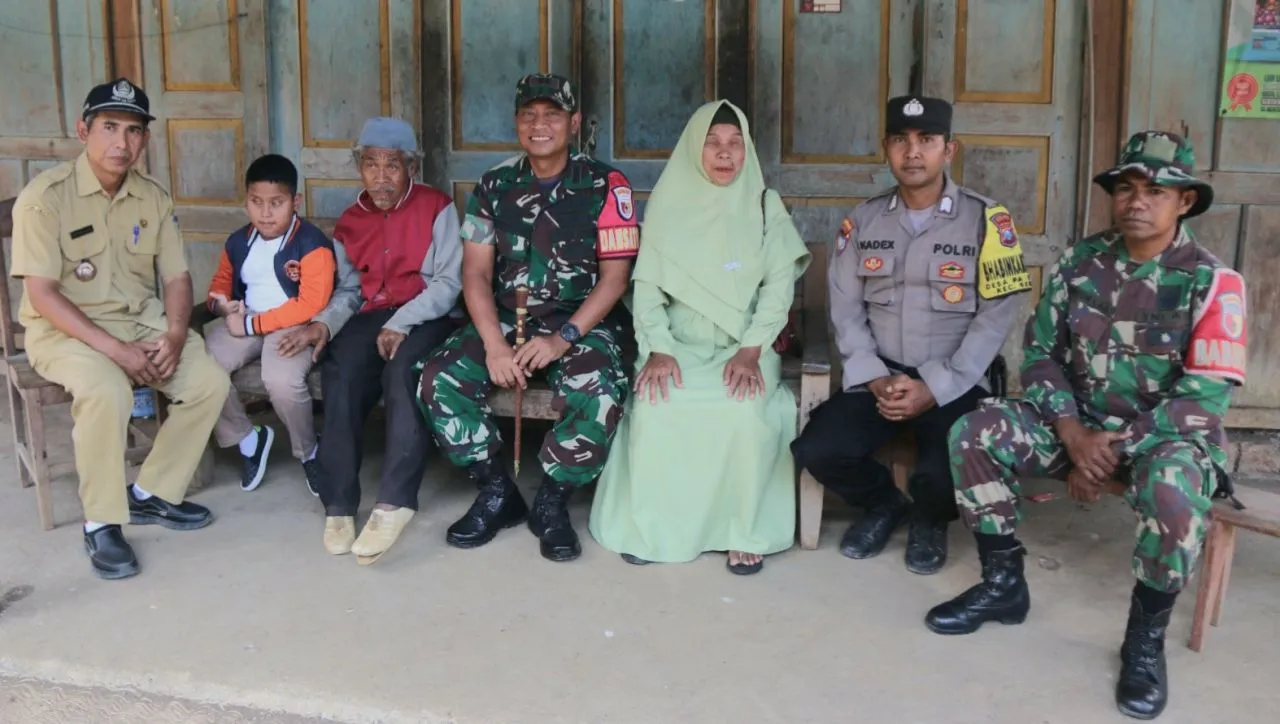 Peduli : Dansatgas TMMD Ke-122 Beri Bantuan Sembako Pada Disabilitas
