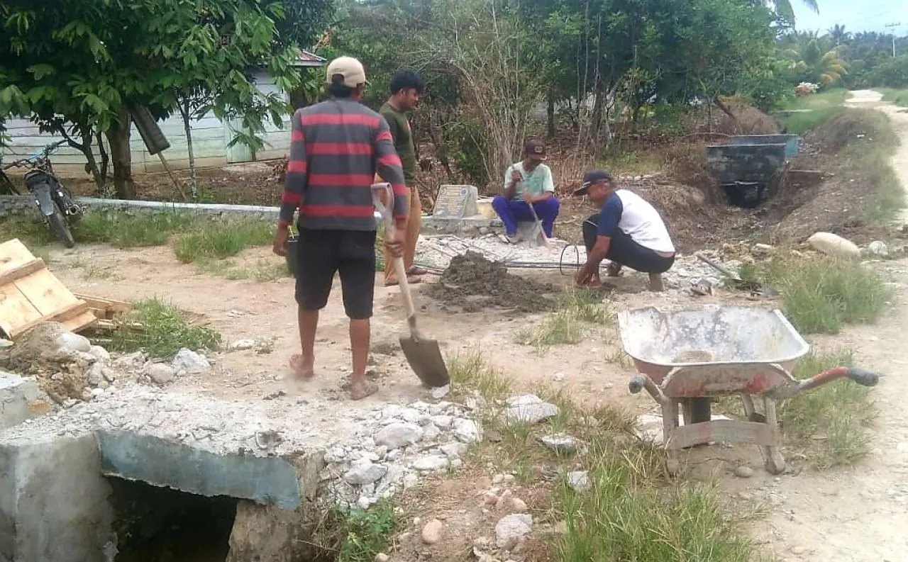 Permudah Mobilisasi Panen Warga Pemdes Ogorandu Perlebar Plat Deker
