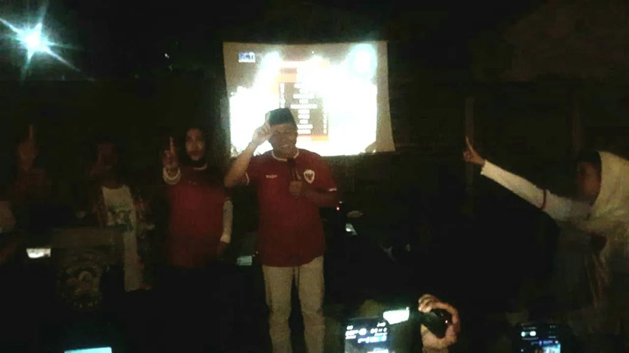 Wujud Kebersamaan Subandi - Mimik Ajak Para Penggemar Bola Nobar Bahrain VS Indonesia