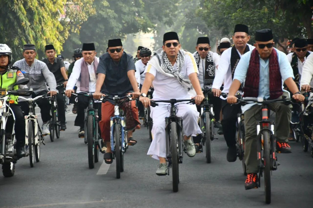 Hari Santri : Kapolres Mojokerto dan Forkopimda Gowes Kenakan Baju Muslim