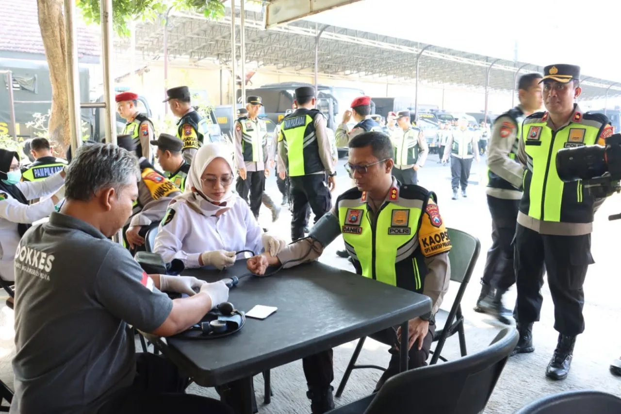AKBP Daniel Pimpin Apel Kesiapan PAM Pilkada Kota Mojokerto Cek Kesehatan Anggota