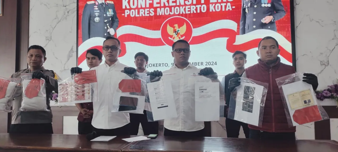 Bejat ! Suami Asal Gresik Tega Jual Istri Lakukan Threesome