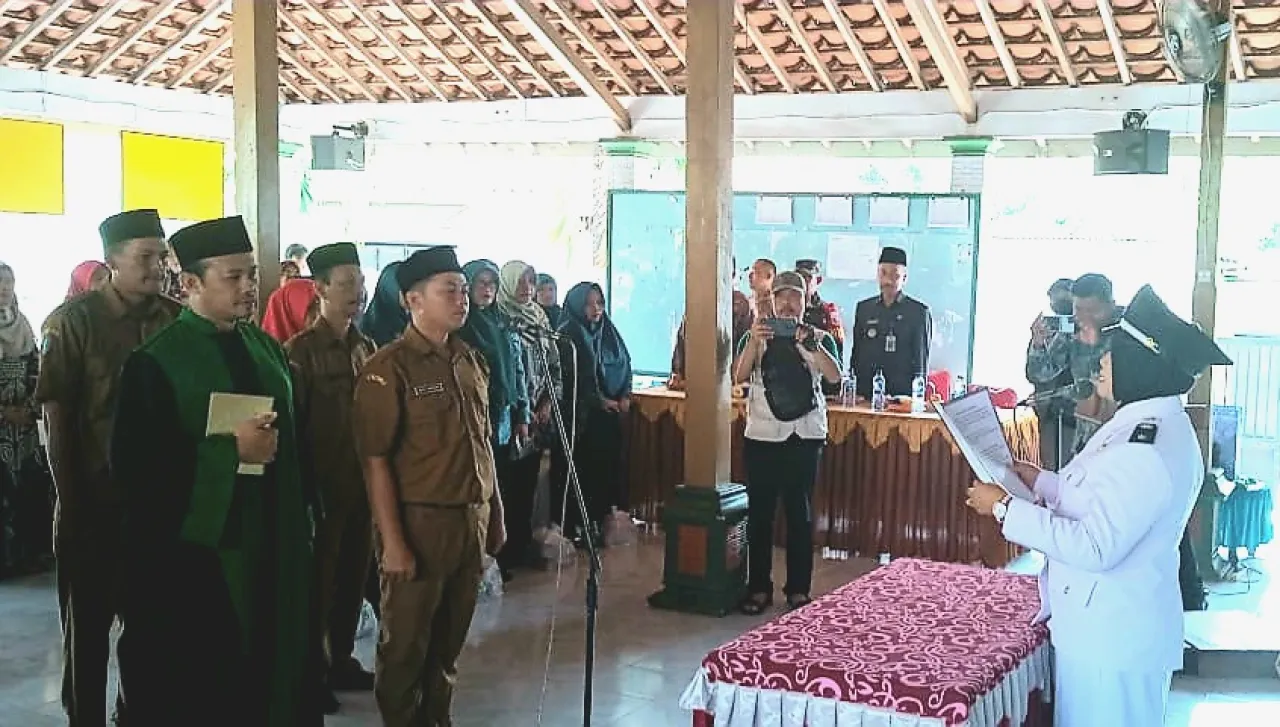 Naning Setyowati Lantik dan Ambil Sumpah Jabatan Kaur TU dan Umum