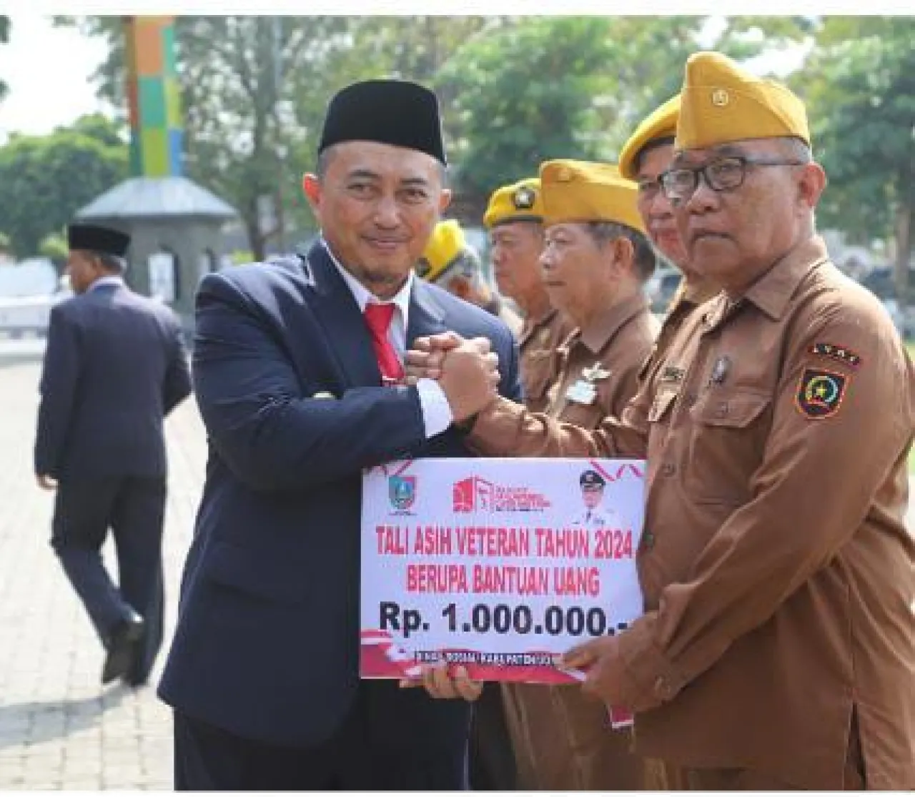 Peringati Hari Pahlawan Pemkab Jombang Gelar Upacara Bendera dan Berikan Tali Asih Untuk LVRI