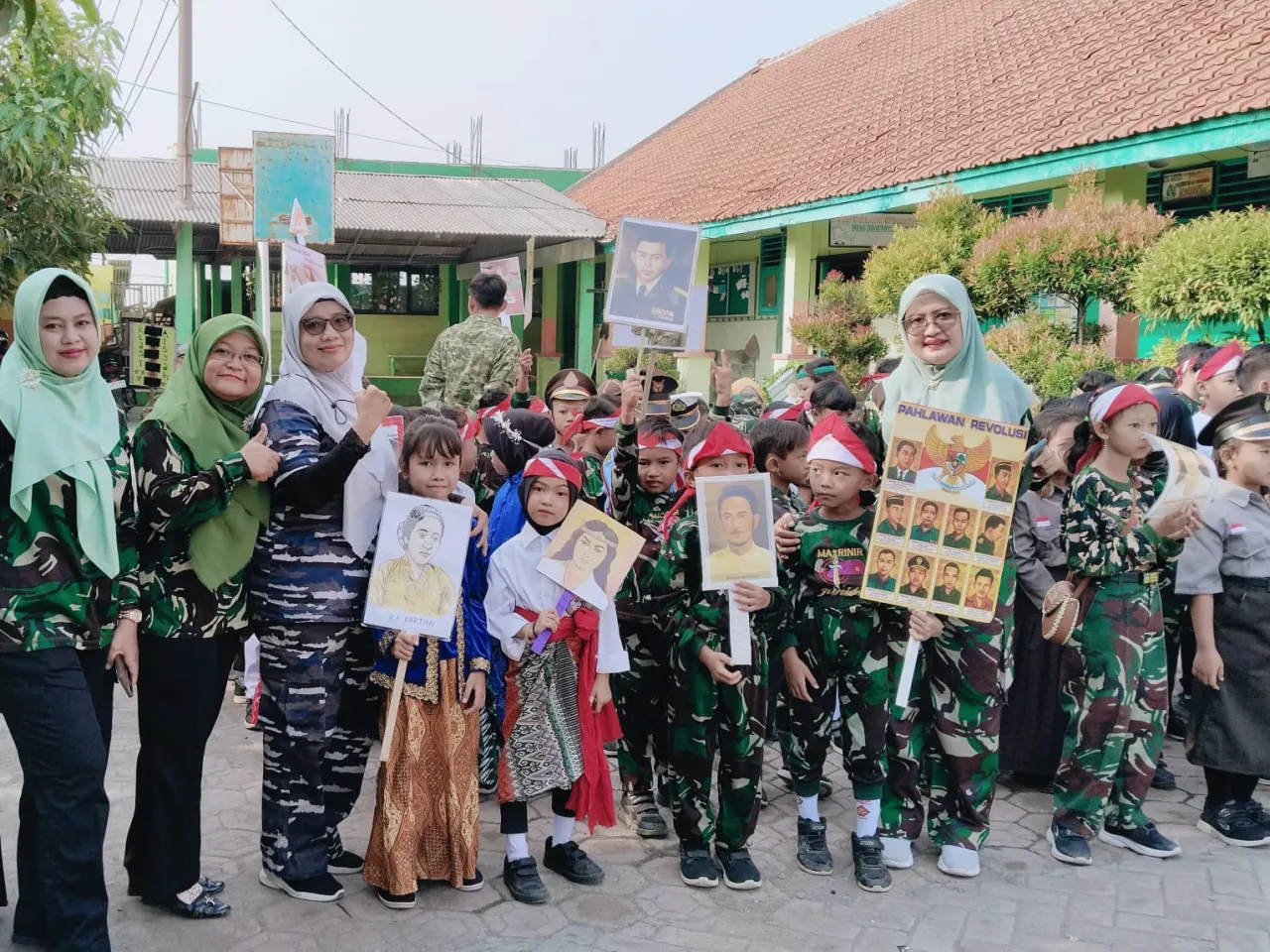SDN Tempel Krian Gelar Pawai Hari Pahlawan Bangun Semangat Patriotisme Siswa
