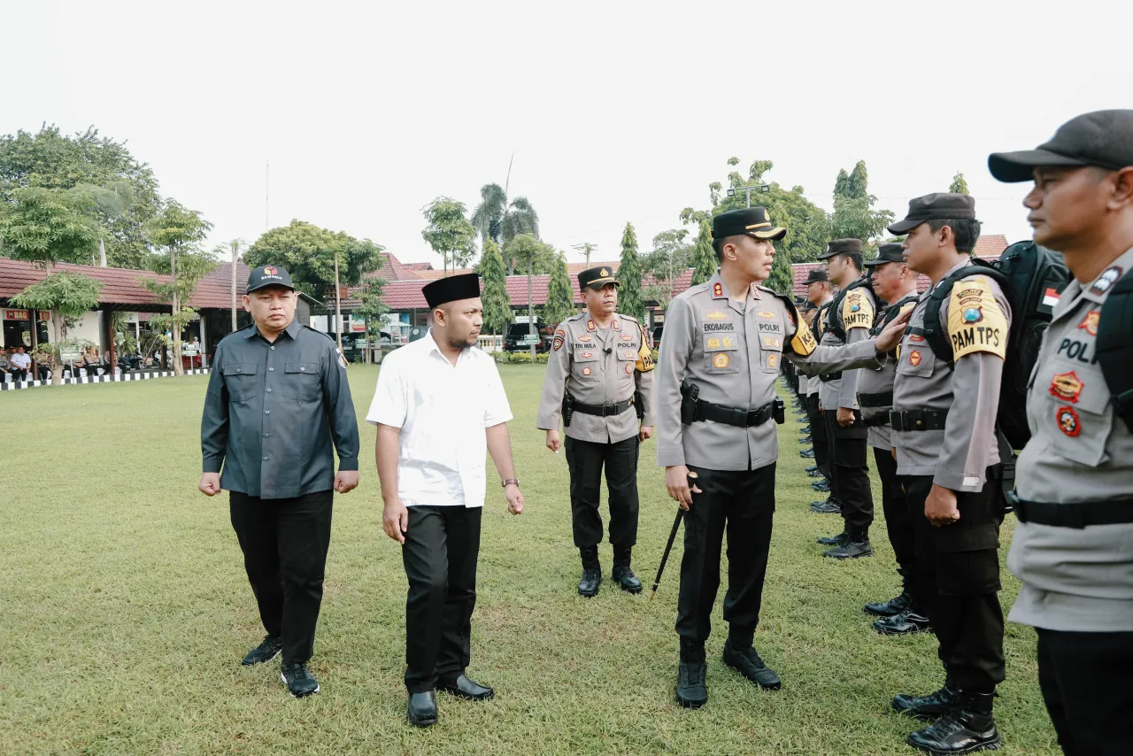 Kapolres Jombang Pimpin Apel Pergeseran Personel ke TPS Pastikan Pemilukada Jombang Aman dan Kondusif