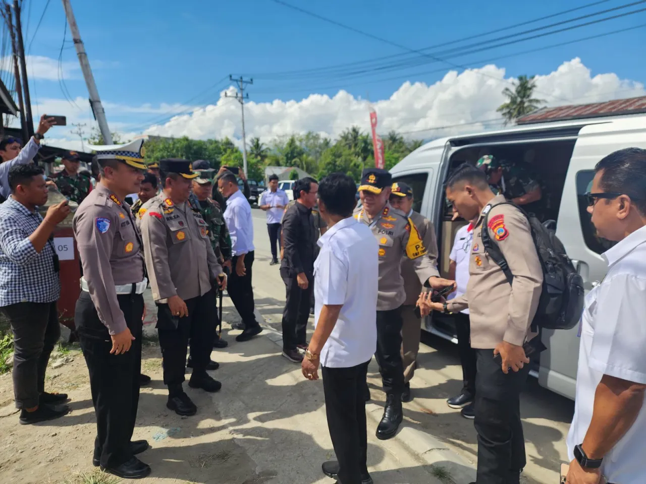 Kapolres Sigi Dampingi Kapolda Sulteng Pantau Pungut Hitung di TPS 05 Desa Mpanau