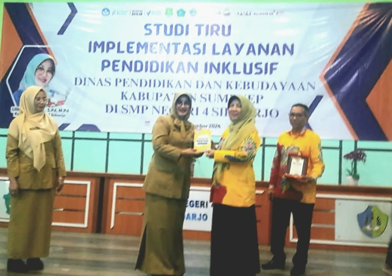 Kadisdikbud SIDOARJO Sambut Kedatangan Rombongan Studi Tiru Disdikbud SUMENEP di SMPN 4 SUKO