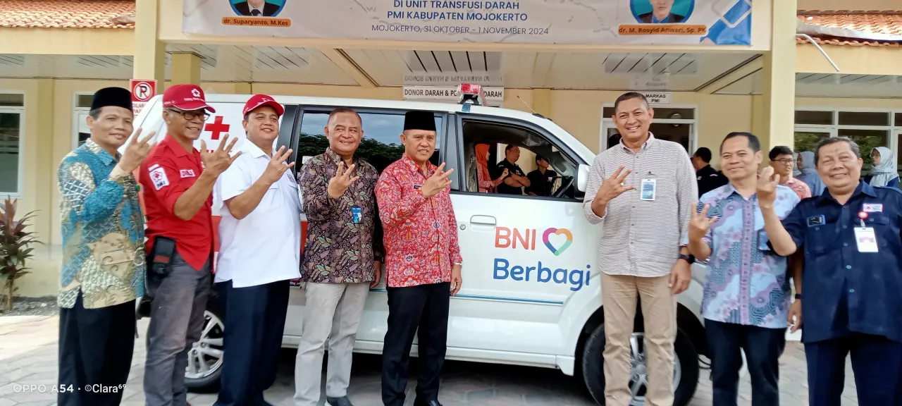 Komitmen : BNI Serahkan Ambulance ke PMI Mojokerto