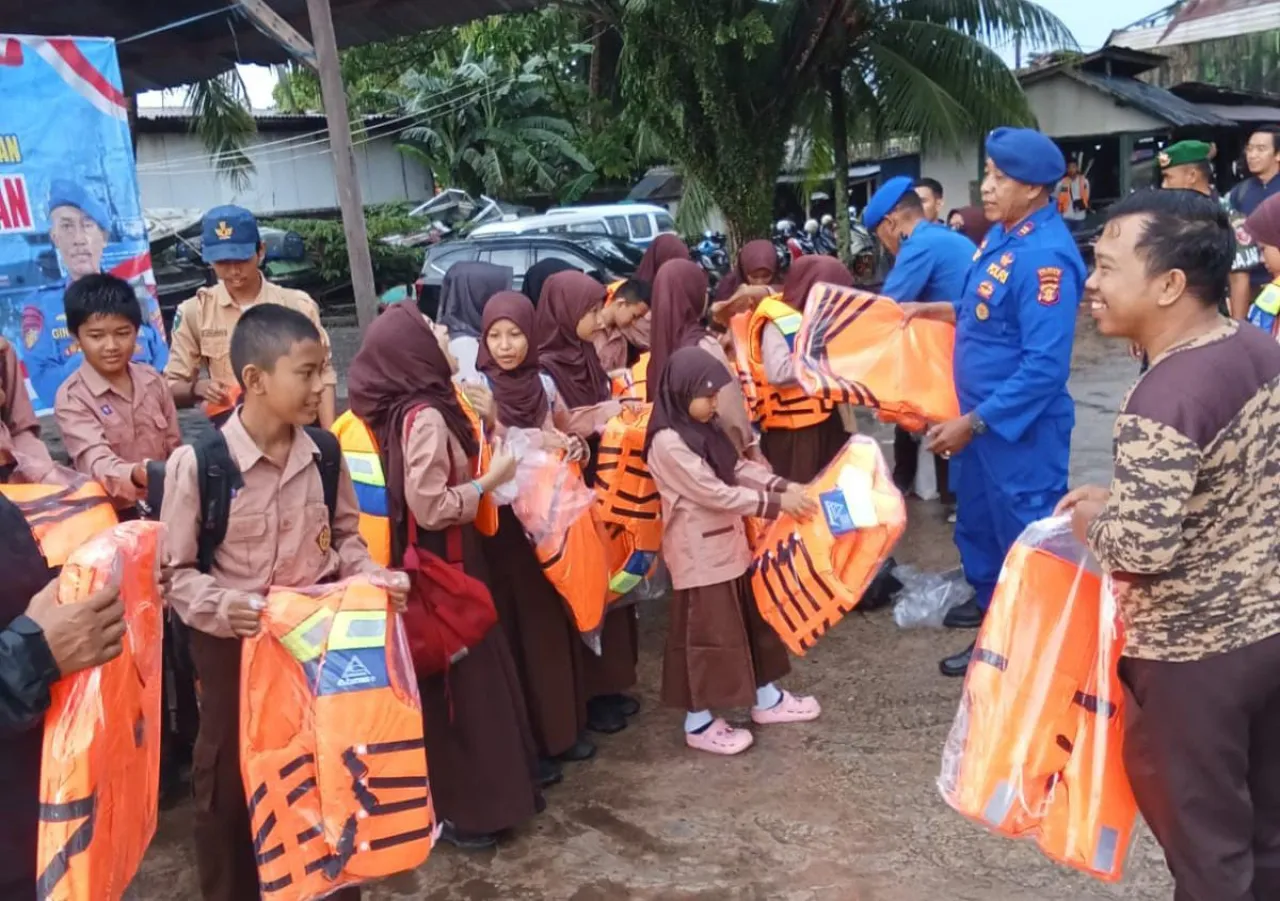 Polairud Polresta Balikpapan Mitigasi dan Edukasi Keselamatan Saat Penyebrangan