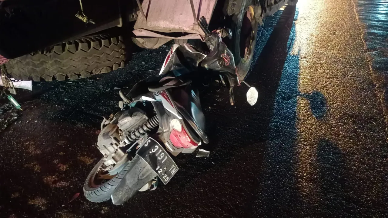Kurang Fokus Dijalan Saat Hujan, 2 Orang Pemuda Trowulan Tabrak Truk Parkir
