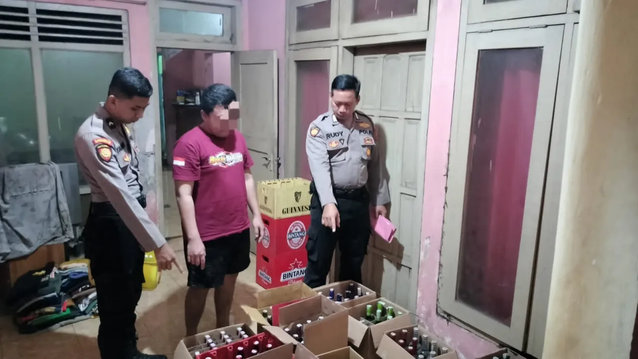 Polres Gresik Amankan Ratusan Botol Miras Berbagai Merk