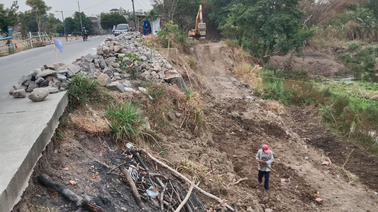 Awal : Kondisi awal saat mulai pengerjaan oleh kontraktor 'siluman' terlihat tidak menggunakan trucuk (pancang bambu) _ foto : dokumentasi redaksi 23 November 2023