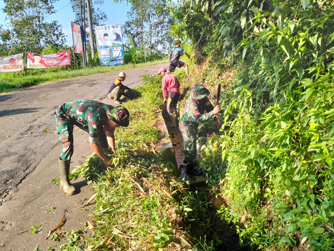 Cegah banjir : Danramil 1903/DRD Kapten Arm I. Komang Sutrisna K. pimpin karya bakti pembersihan selokan sebagai upaya mencegah banjir di musim penghujan
