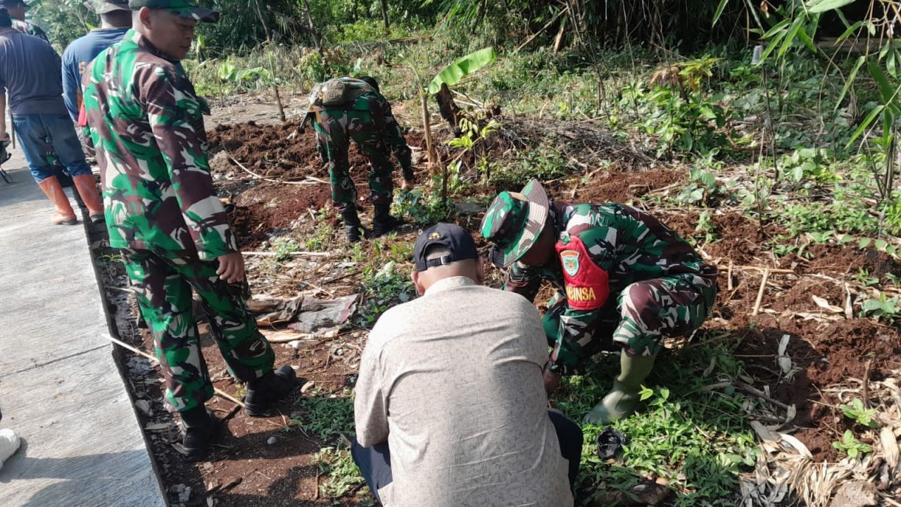 Tanam : Anggota Babinsa Koramil 1901/WNY Serma Yaya Sunarya pimpin penanaman pohon produktif bersama warga dan perangkat Desa Sawahkulon sebagai wujud sinergitas TNI dan Masyarakat