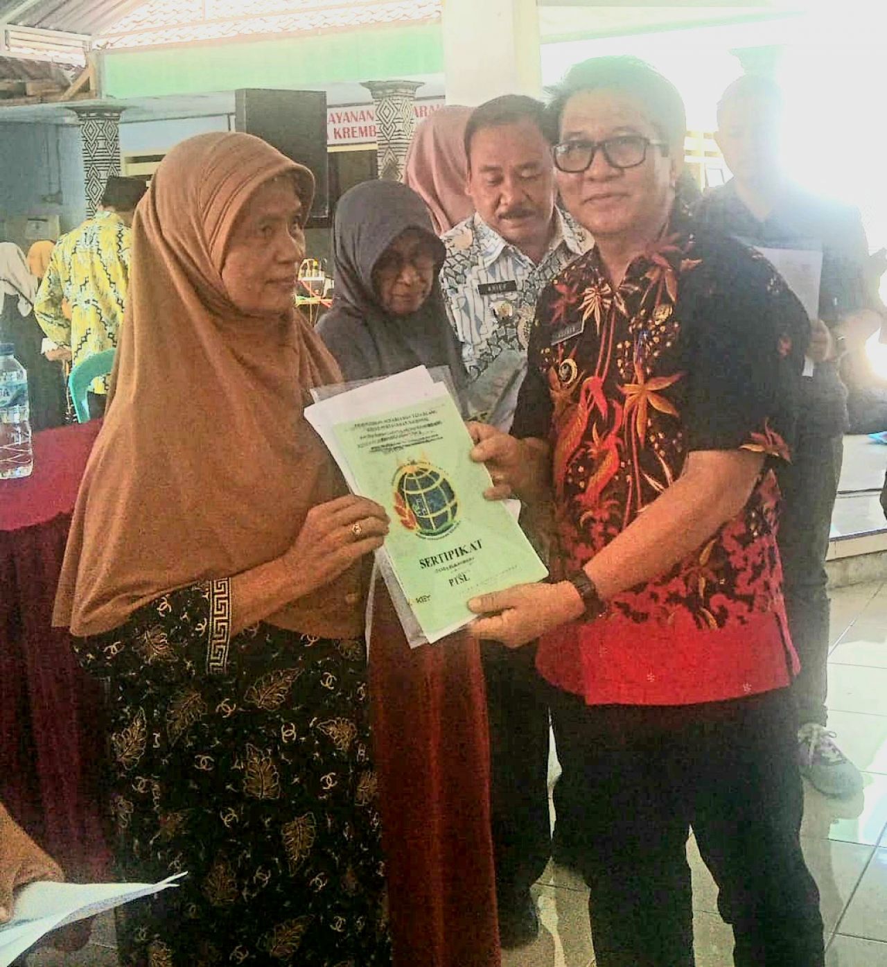 Serahkan : Kusnan Kades Krembangan menyerahkan sertifikat program PTSL kepada warga secara simbolis