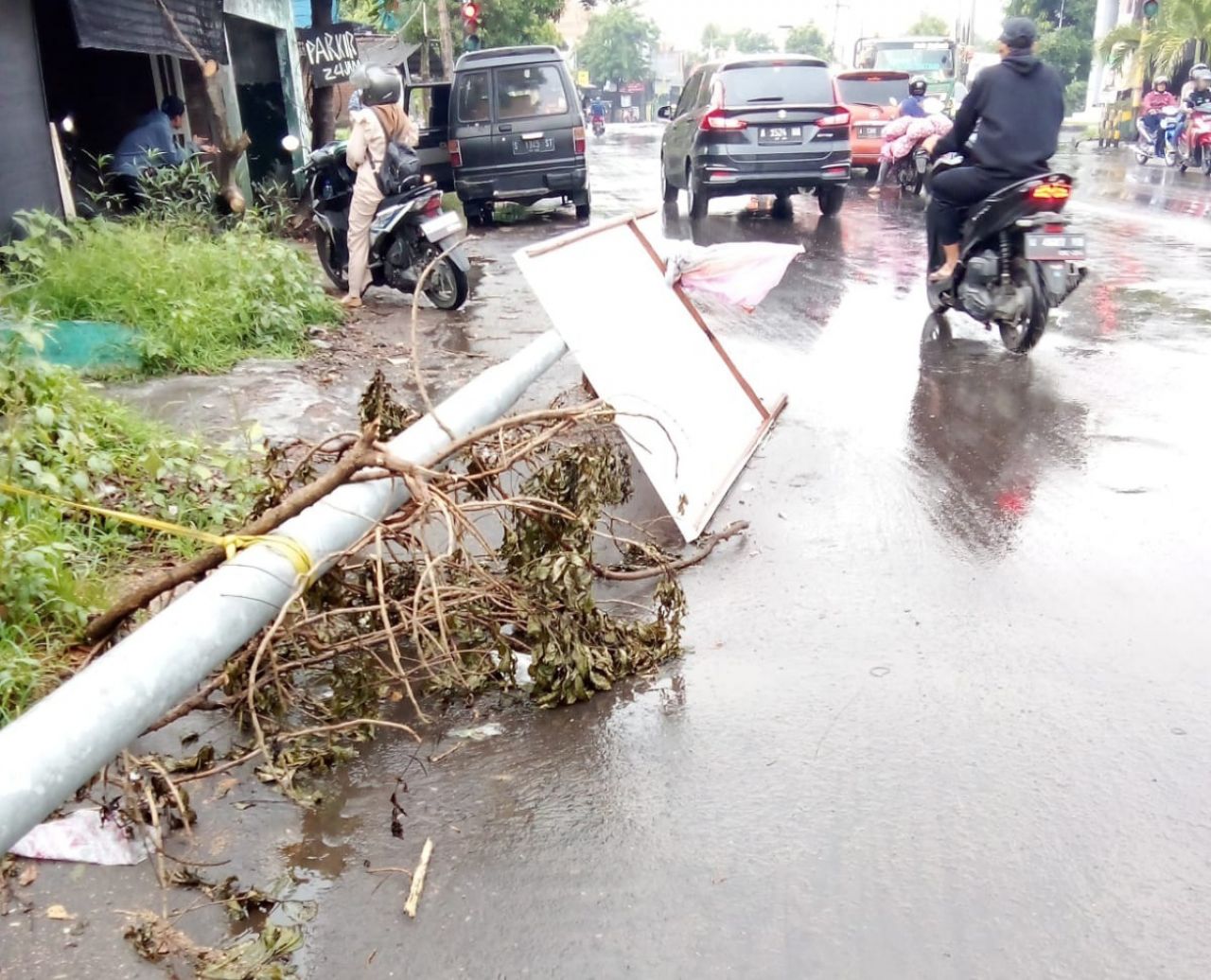 Roboh : Kondisi tiang PJU yang roboh akibat tertimpa pohon ketika hujan pada Kamis (11/1) lalu masih belum ada perbaikan / penanganan (foto : dokumentasi wartawan beritaformat Jawa Timur)
