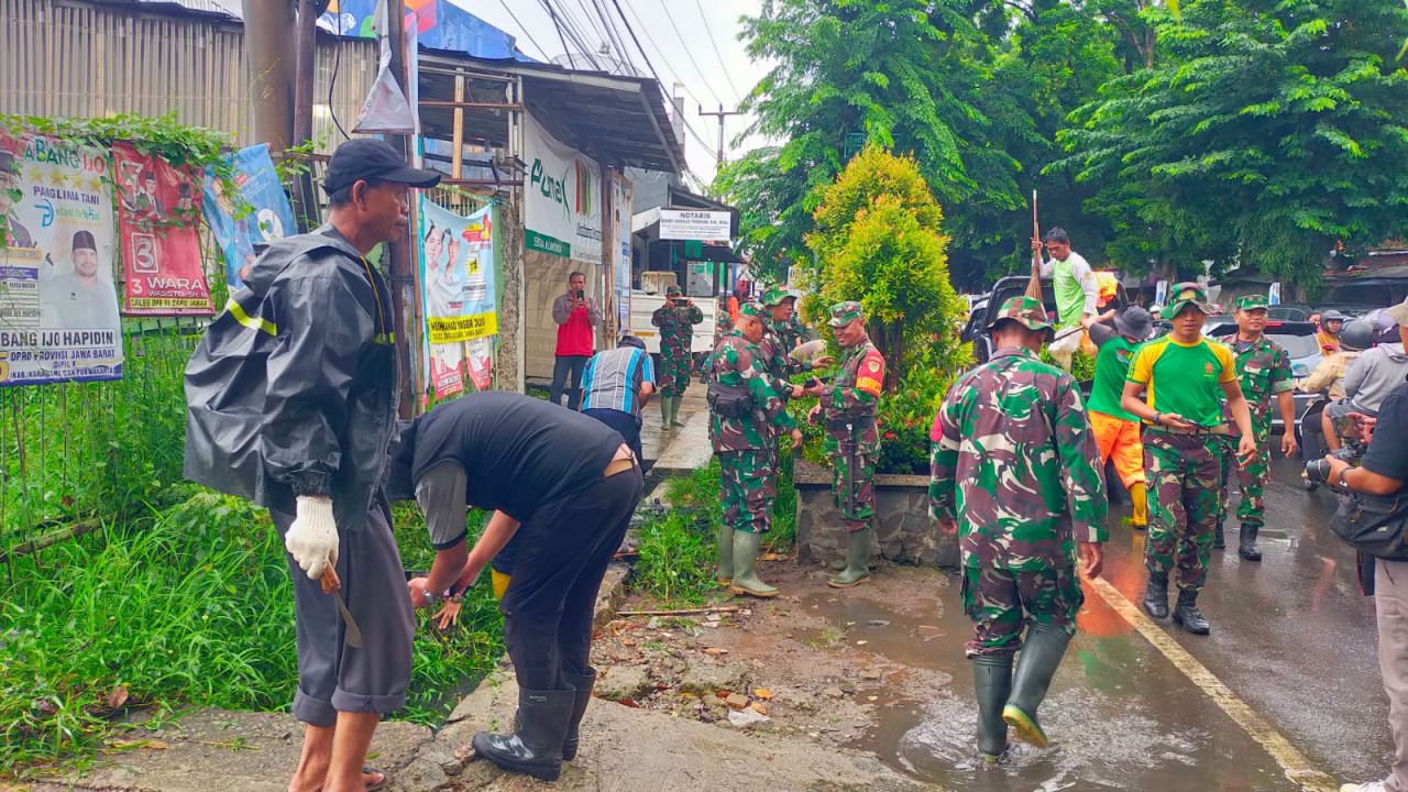 Bersih : Anggota jajaran Kodim 0619/PWK di pimpin Danramil 1908/PWK bersama Pemda Purwakarta dan masyarakat laksanakan kegiatan karya bakti pembersihan saluran drainase