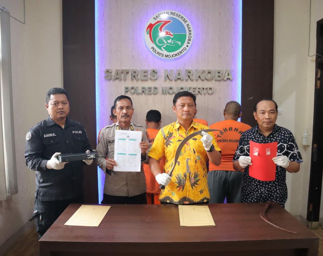 Gelar : Kasat Narkoba Polres Mojokerto AKP. Marji Wibowo (kemeja batik kuning) rilis BB hasil pengkapan bandar sabu sabu di wilayah Kunjorowesi Ngoro