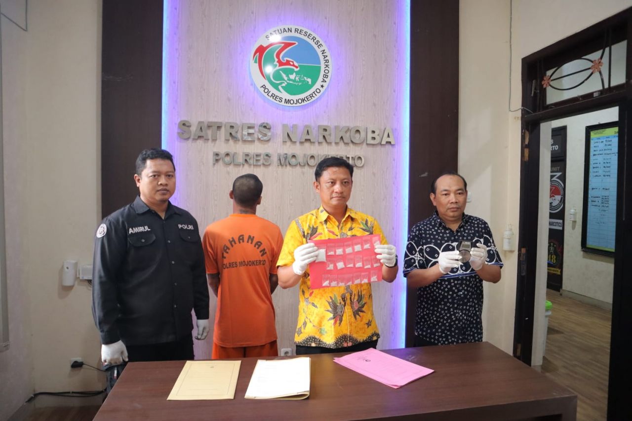 Barang Bukti : Kasat Res Narkoba Polres Mojokerto AKP Marji Wibowo.SH., menunjukkan BB sabu sabu seberat 39.2 Gram hasil penangkapan bandar Sabu di Desa Gayaman