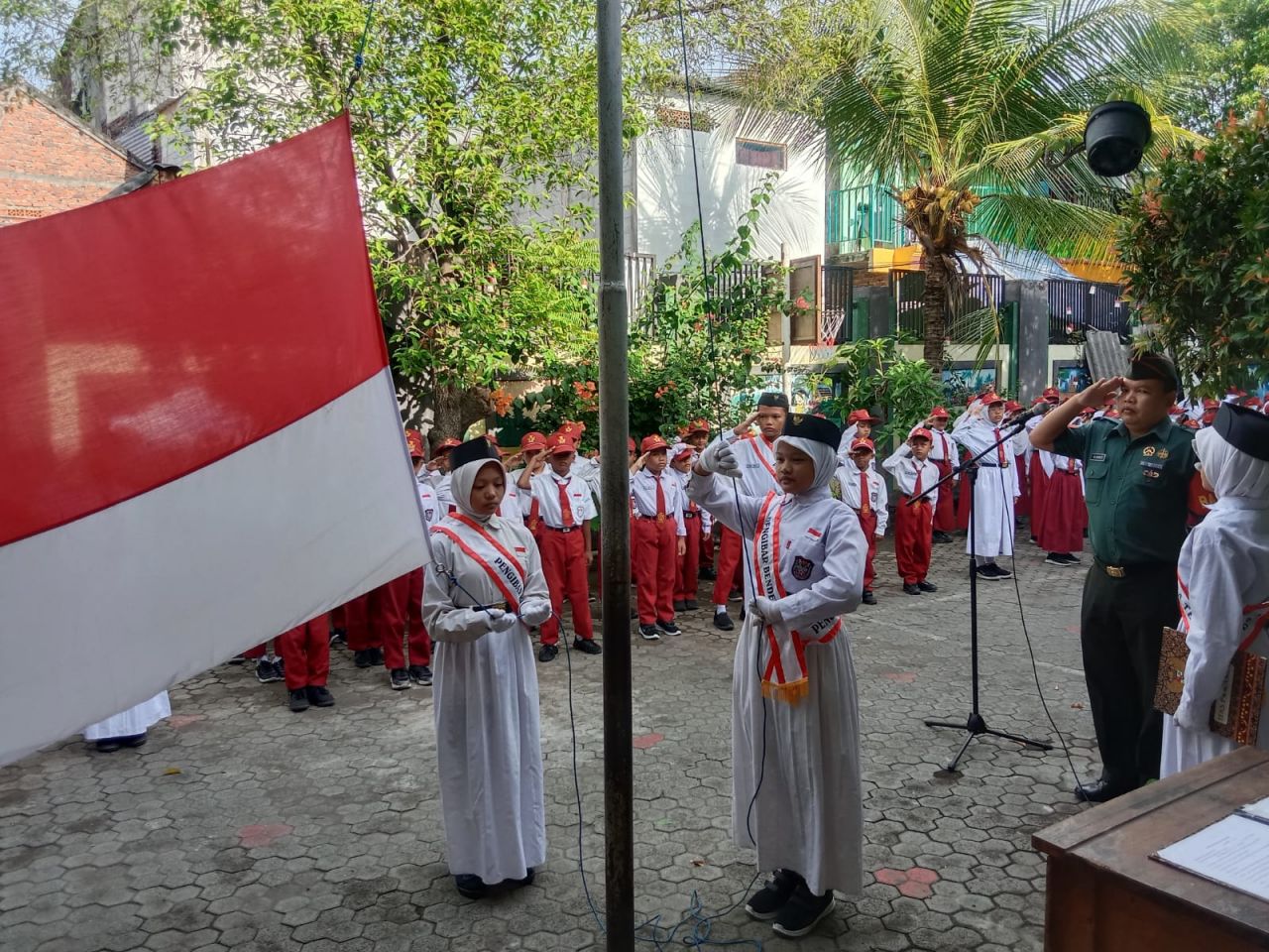 Pimpin : Koptu M.Ismanto anggota Babinsa Koramil 0830/02 Semampir pimpin upacara mingguan di SDN 1 Pegirian untuk menanamkan rasa nasionalisme pasa siswa siswi