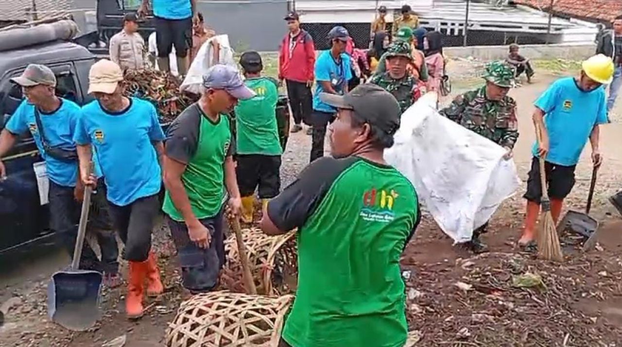 Bersih : Serma Subur Safaat anggota Koramil 1906/SKT pimpin pembersihan sampah disekitar Pasar Anyar