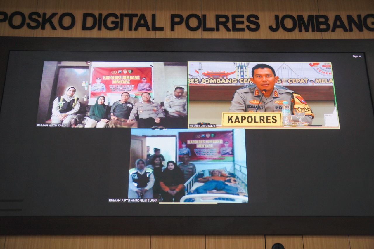 Zoom : Kapolres Jombang AKBP. Eko Bagus Riyadi sapa anggota yang sedang sakit melalui zoom meeting di gedung JCC Polres Jombang