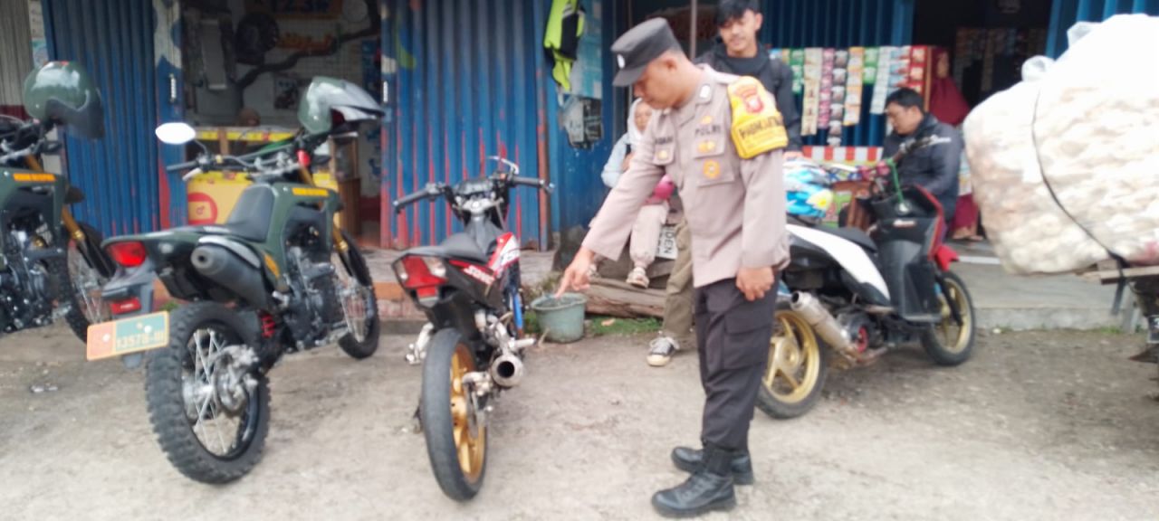 Tindak : Petugas Polsek Wanayasa dan Koramil 1901/WNY mengamankan unit motor R2 yang menggunakan knalpot 'Brong' (bising)