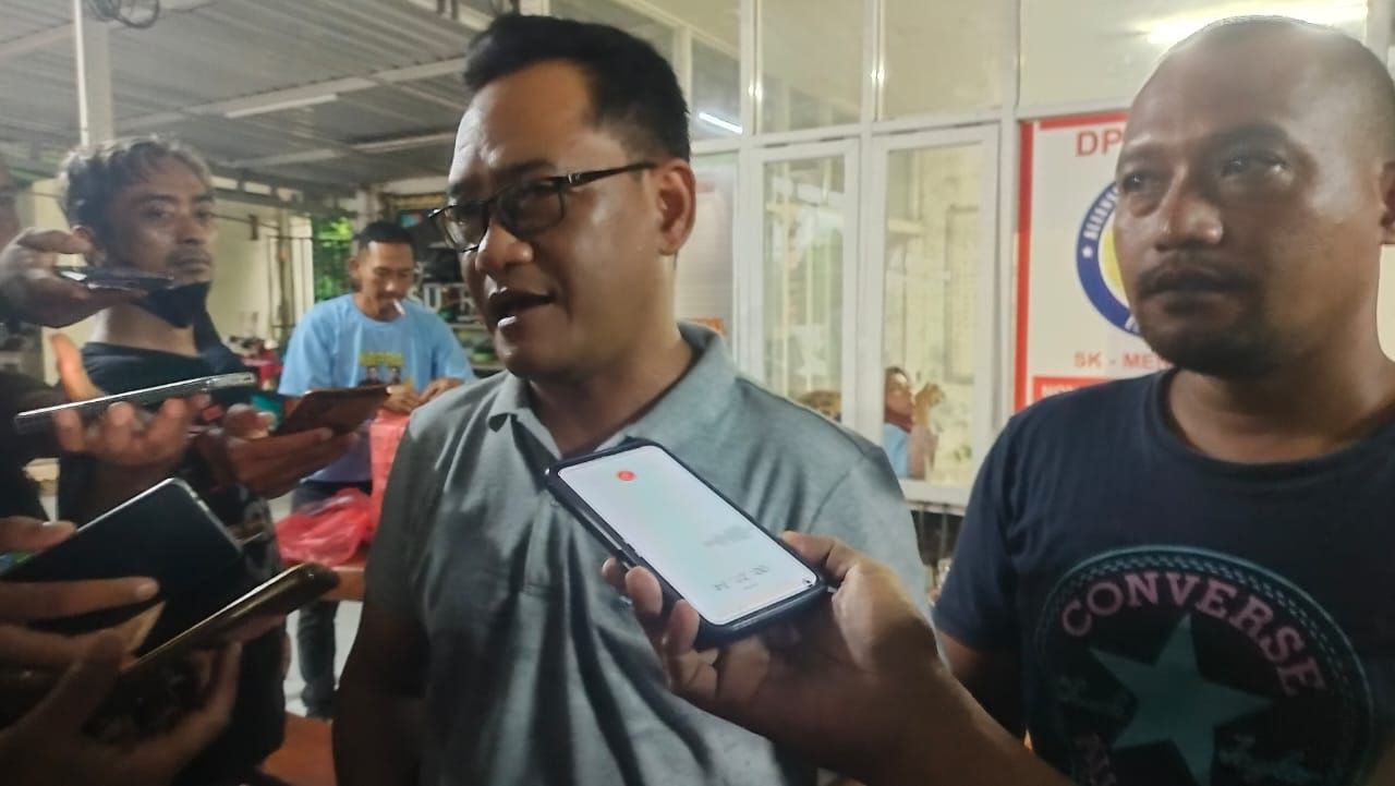 Relawan : Ketua Dewan Pembina Nasional Relawan Kopra Nusantara Edi Priyono saat memberikam statemen dihadapan awak media setelah acara ngopi bareng dan sosialisasi pemilu damai yang bertempat di kediamannya