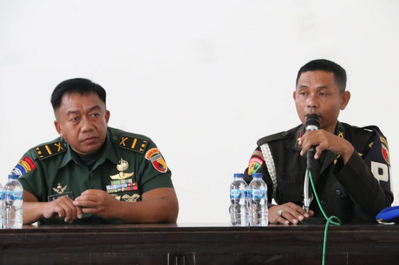 Sosialisasi : Pa Sandi Kodim 0827/Sumenep Letda Inf Amin Jakfar, dampingi Letda CPM Muhali dalam kegiatan Sosialisasi Ops Gaktib