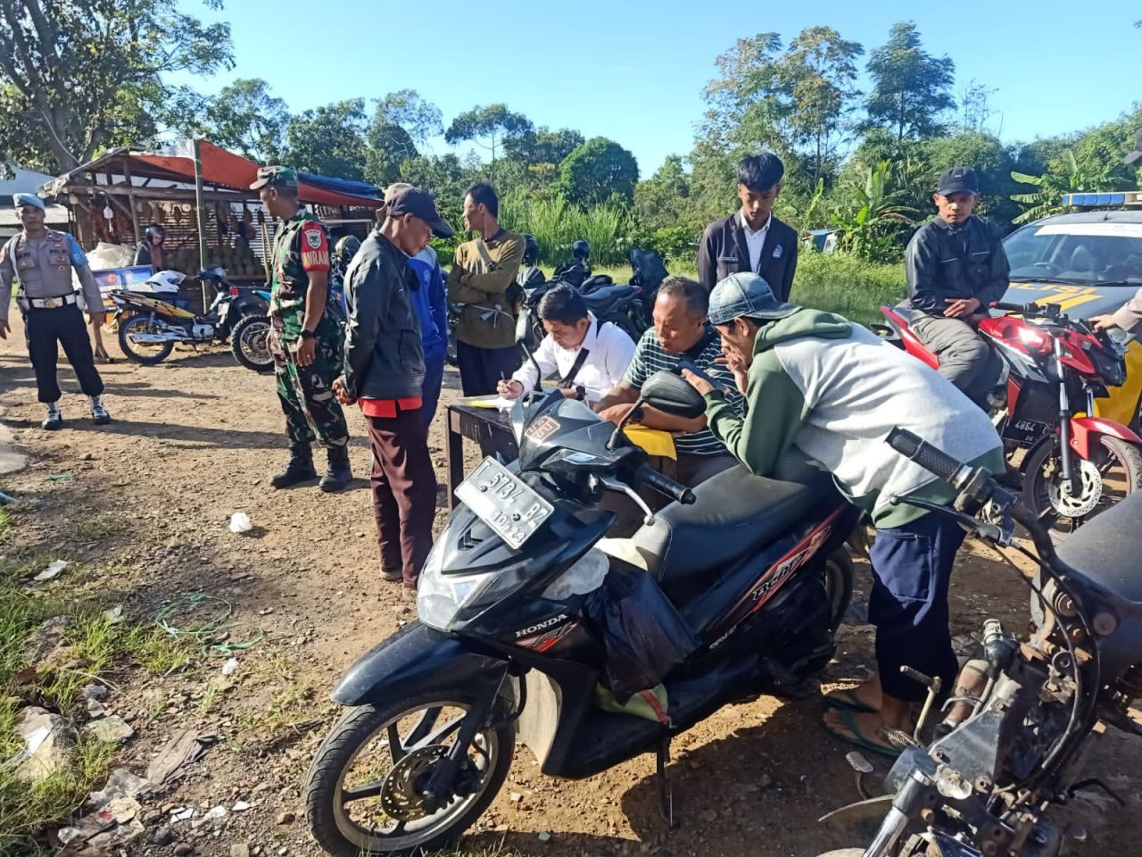 Tindak : Beberapa Unit R2 yang menggunakan knalpot brong dan pengendara mendapatkan pengarahan dan penekanan agar menggunakan knalpot standar pabrikan