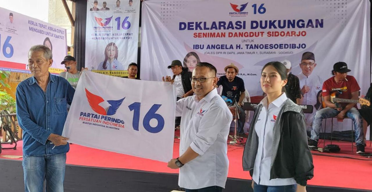 Dukung : dari kiri ke kanan, Joko Linglung, Teguh Setiawan dan Angela Tanoesoedibjo deklarasikan dukungan untuk pemenangan Caleg DPR RI dan DPRD Prov Jatim dari Partai Perindo