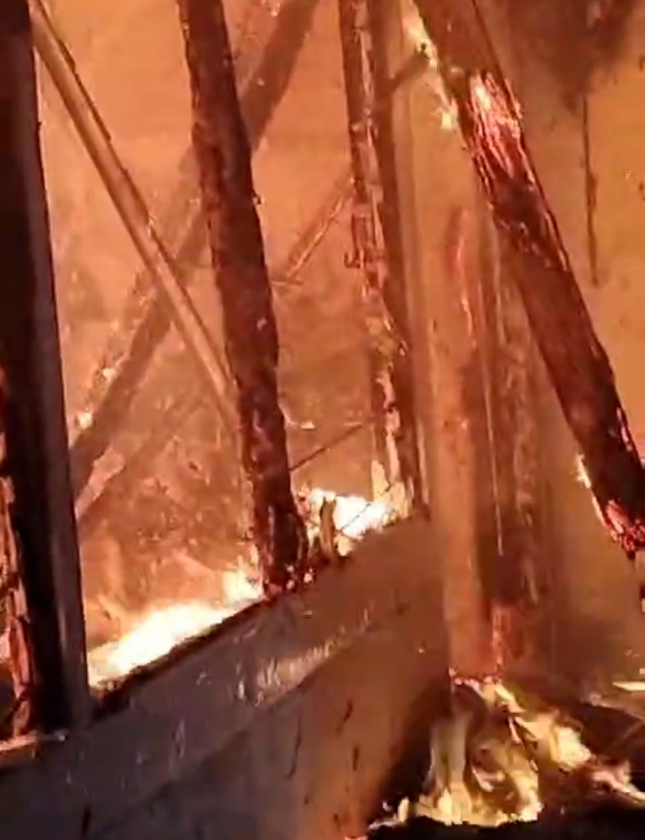 Hangus : Kondisi rumah Ofi saat sedang terbakar (foto : dokumen wartawan beritaformat erick)