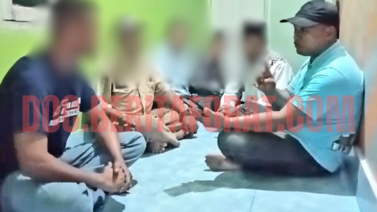 Keluhan : Masyarakat Desa Sigenti Barat saat menyampaikan keluhan ke awak media