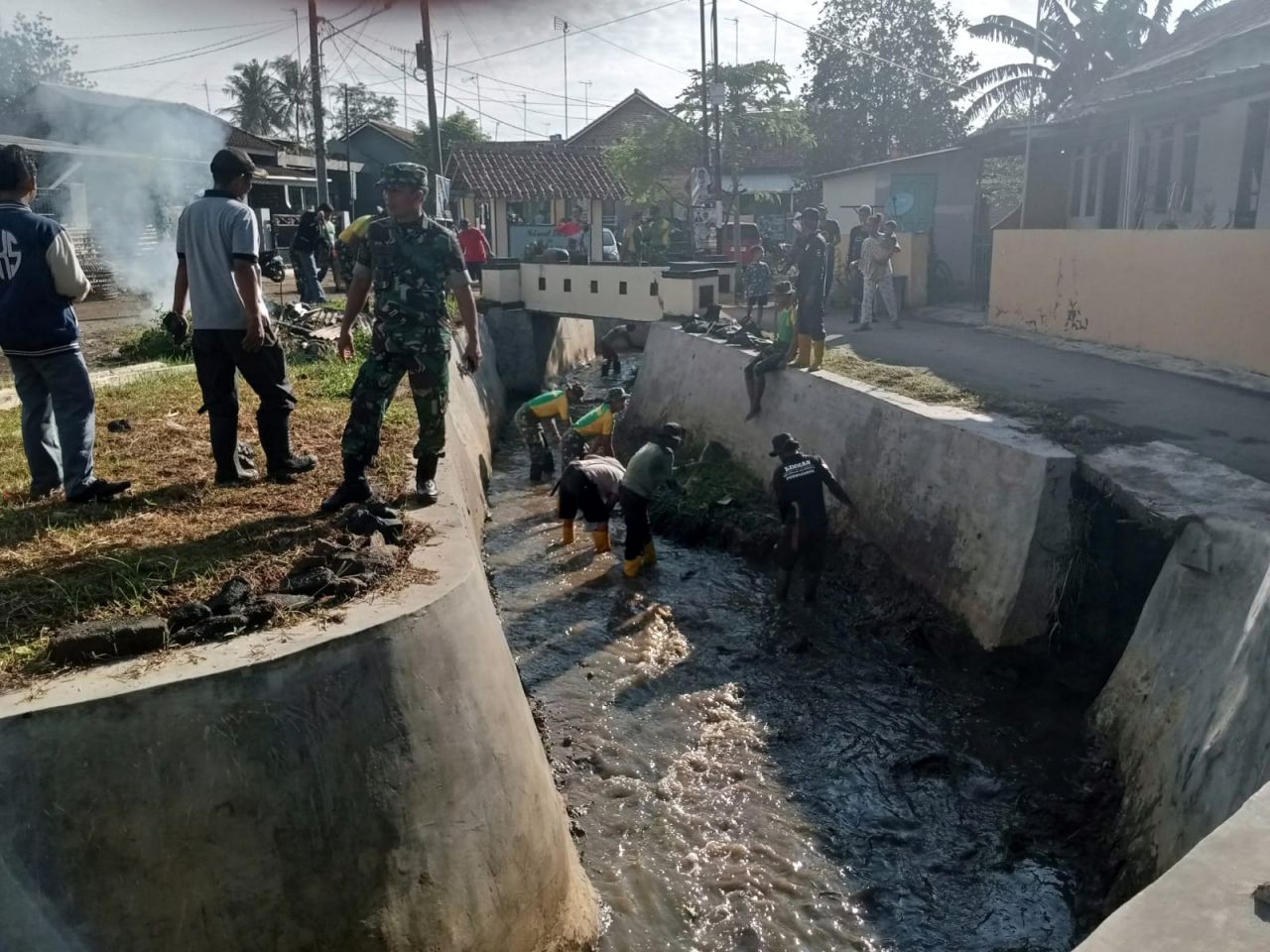 Bersih : Danramil 1908/PWK Kapten Arm Amarudin pimpin karya bakti pembersihan saluran drainase dari sampah yang menyumbat untuk mengantisipasi banjir di musim penghujan