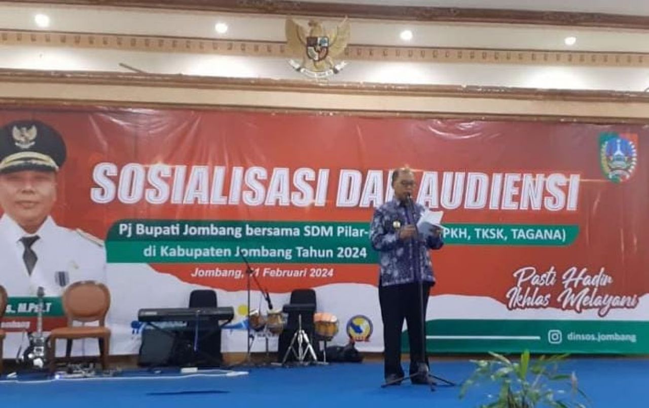 Sambutan : Pj Bupati Jombang Sugiat,S.Sos.,M.Psi.T., saat memberikan sambutan pembuka dalam acara sosialisasi dan audiensi denga SDM Pilar Sosial di Hotel Yusro Jombang