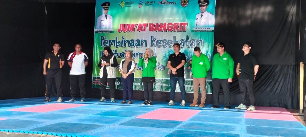 Bugar : Bupati Mojokerto dr. Ikhfina Fahnawati,M.Si., pimpin senam Jum'at Bangkit di lapangan Dinas Dirpudporapar Kab. Mojokerto