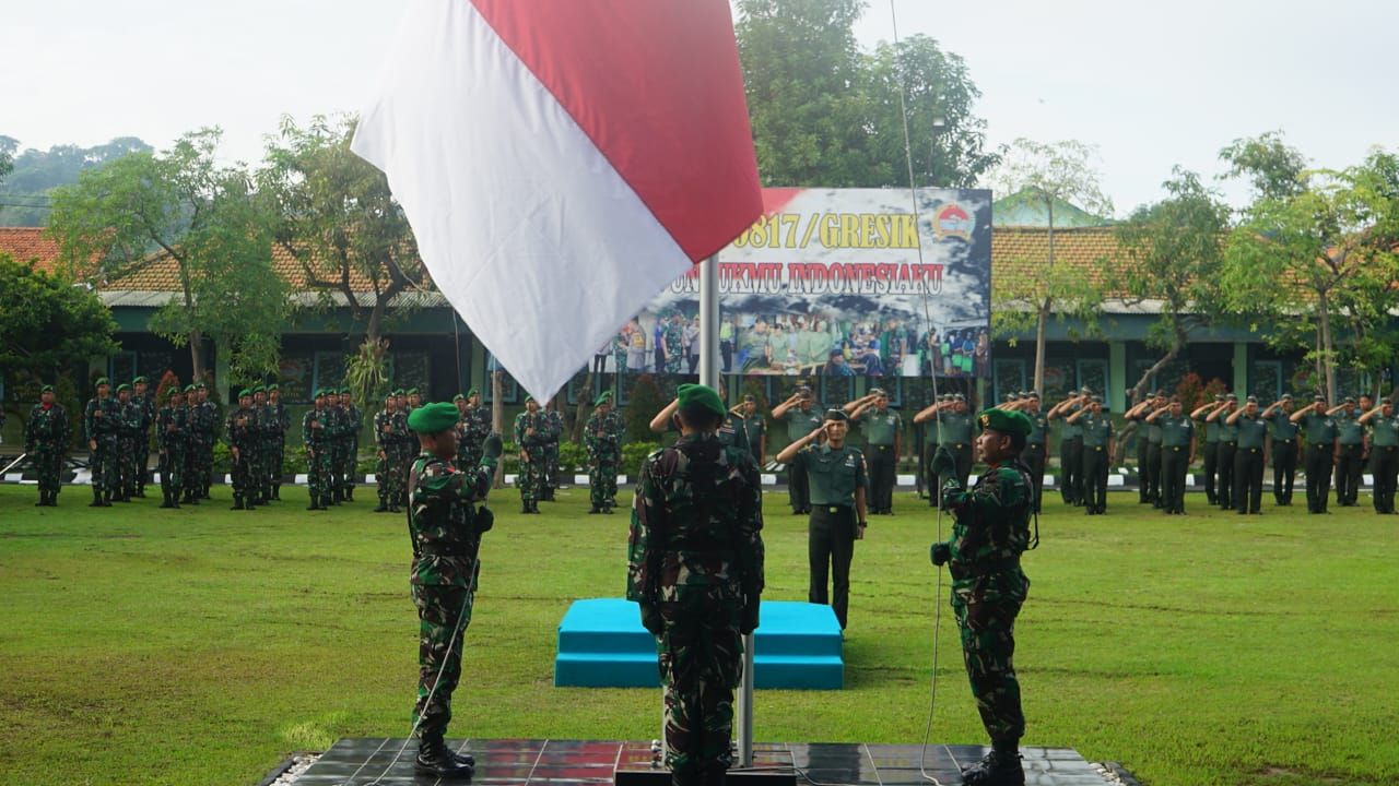 Upacara : Anggota Kodim 0817/Gresik paksanakan upacara bendera dan dengarkan arahan Kasdim terkait netralitas TNI dalam bertugas