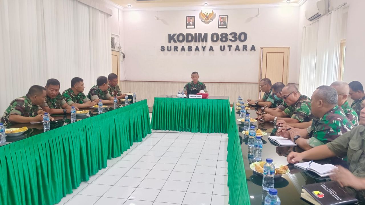 Breafing : Dandim 0830/Surabaya Utara Letkol Inf Dharmawan Setyo Nugroho, S.I.P., briefing bersama Perwira Staf dan para Danramil di Ruang Data Makodim 0830/Surabaya Utara