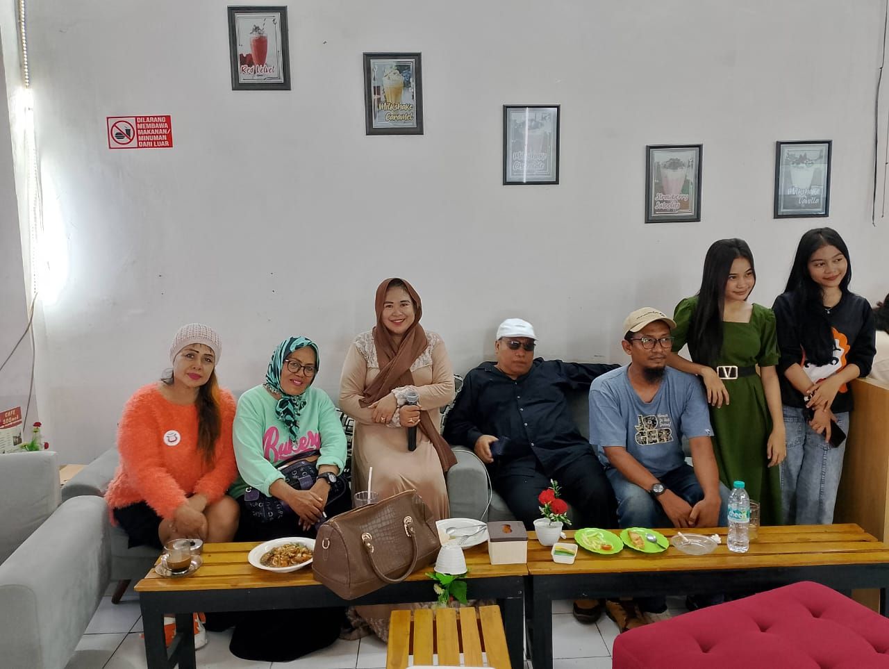 Dukung : Ayunda Goba kerudung coklat, Ketua PAMDI Sidoarjo Den Bagus Adjie Mardjono topi putih, Ketua bidang kebudayaan PAMDI Sidoarjo kaos biru muda bersama para pendukung peserta Kontes Primadona Pantura 2024