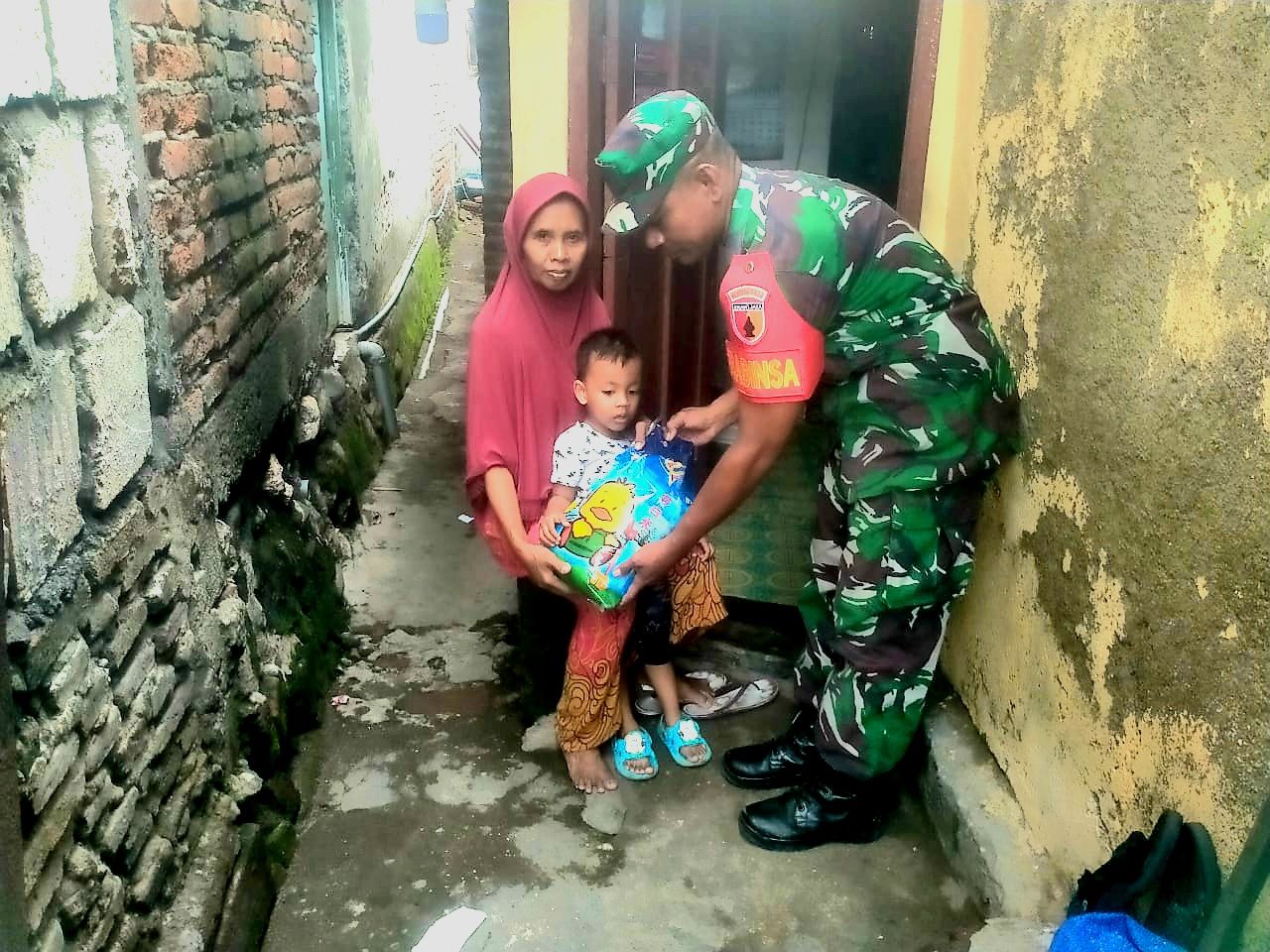 Santuni : Babinsa Koramil 0830/20 Semampir Serka Hatif berikan santunan pada Yatim dan Duafa sebagai wujud kedekatan TNI dan Masyarakat