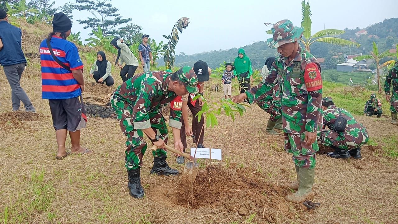 Tanam : Dandim 0619/PWK melalui Danramil 1902/PLD Kapten Arm Witopo melaksanakan penanaman pohon secara simbolis