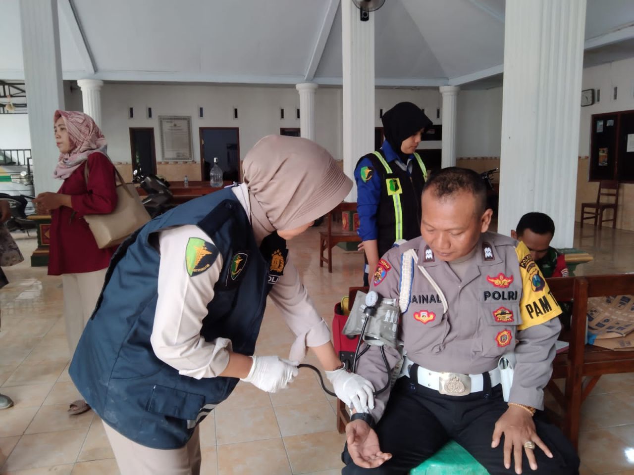 Patroli Kesehatan : Sidokkes Polres Jombang melakukan pengecekan pada anggota yang bertugas mengamankan Pemilu 2024