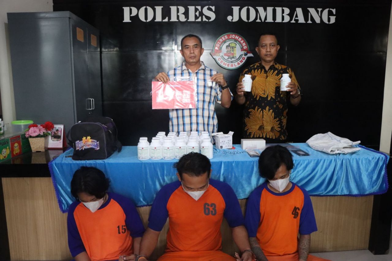 Rilis : Kasatres Narkoba Polres Jombang AKP Komar Sasmito saat menggelar pers rilis penangkapan kurir Narkoba dihalaman Mapolres Jombang