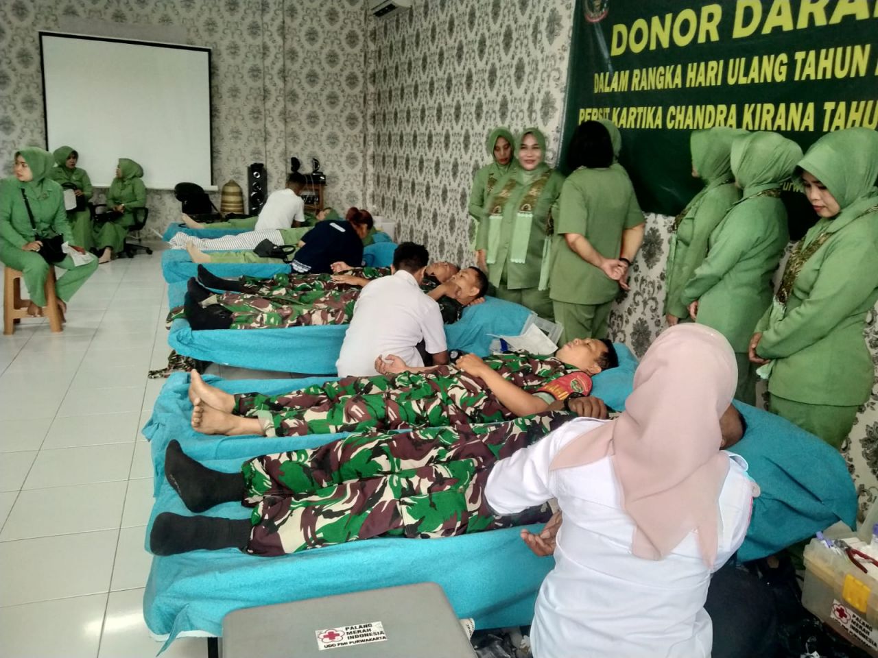 Baksos : Ketua Persit Kartika Candra Kirana bersama jajaran mengunjungi bakti sosial donor darah di Aula Makodim 0619/PWK