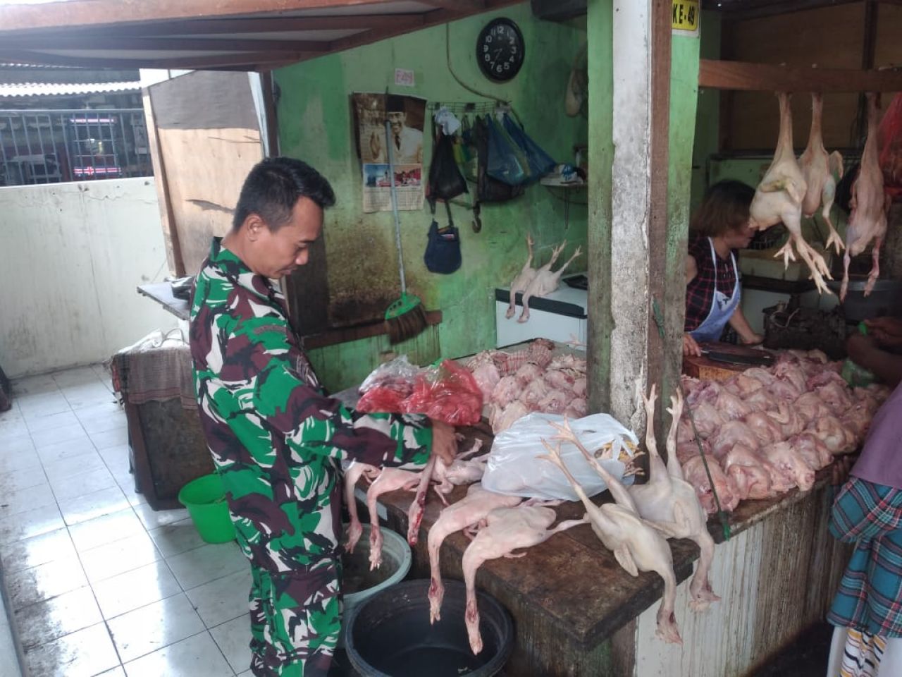 Pasar : Babinsa Koramil 0830/06 pantau harga sembako dipasar tradisional wilayah binaan