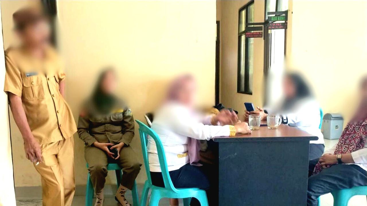 Kantor : suasana Kantor Camat Sidoan saat penyidik Cabjari Tinombo melakukan penyitaan barang bukti (Doc. Tim Penyidik Cabjari Tinombo/Asri_beritaformat.com)