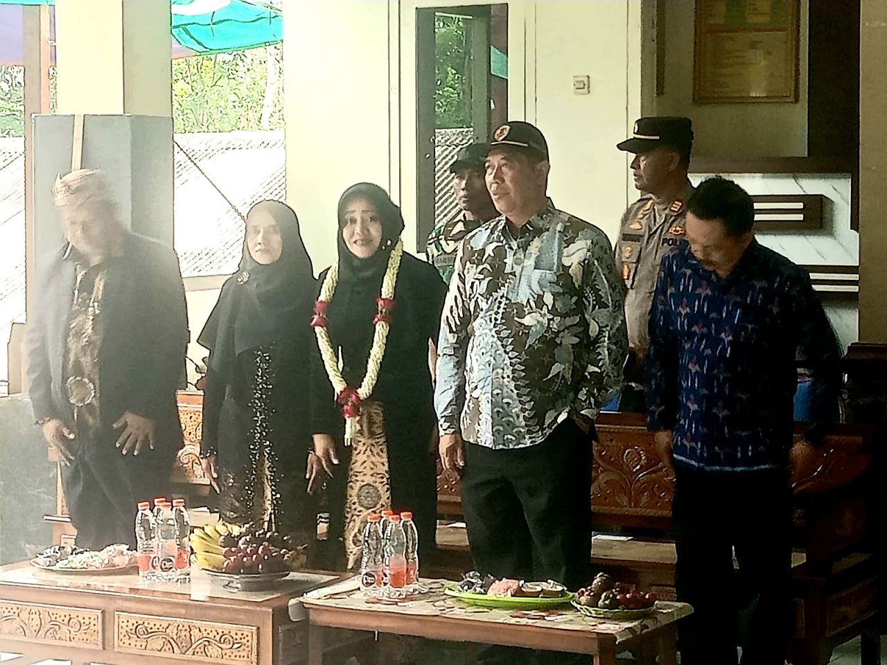 Hadir : Bupati Mojokerto dr.Ikhfina Fahmawati didampingi Kades Selotapak Agus Sugiono menghadiri sedekah desa (Doc//Thoyib_beritaformat.com)